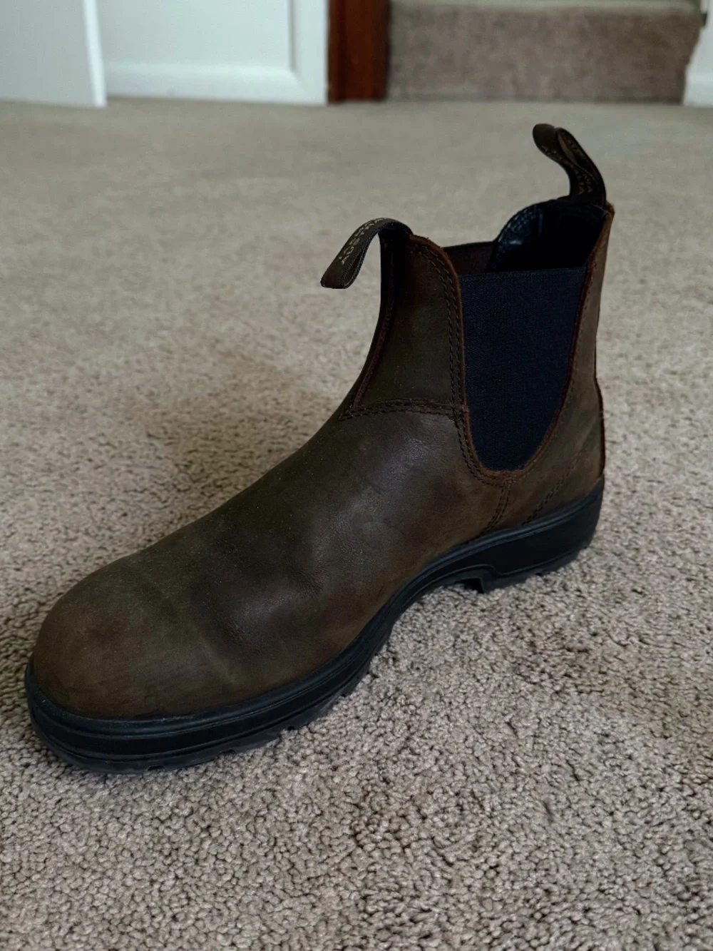Near New Blundstone Chelsea Boots – Classic – Size 9 US